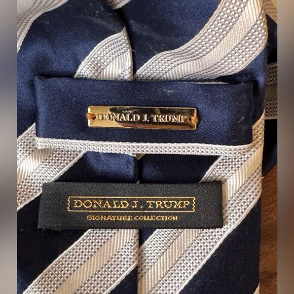 Vintage Donald Trump‎ [President] Trump Blue/White 100% Silk Signature Tie - Picture 3 of 6